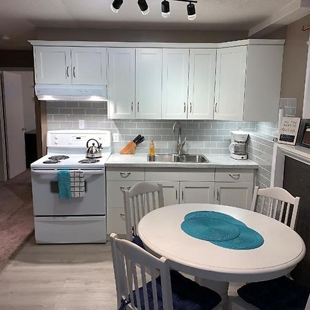 Newly Renovated Basement Suite! Lethbridge Buitenkant foto